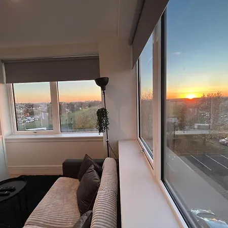 Luxx Apartment & Suites, London Heathrow Airport, Terminal 4, Piccadilly Underground Train Station Nearby! Hillingdon Exterior photo