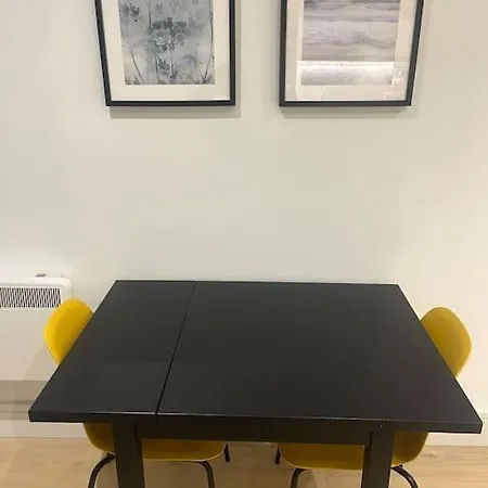 Luxx Apartment & Suites, London Heathrow Airport, Terminal 4, Piccadilly Underground Train Station Nearby! Hillingdon Exterior photo