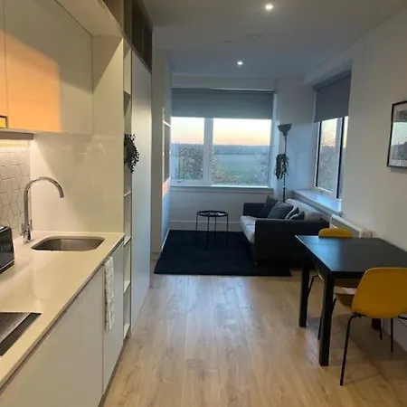 Luxx Apartment & Suites, London Heathrow Airport, Terminal 4, Piccadilly Underground Train Station Nearby! Hillingdon Exterior photo