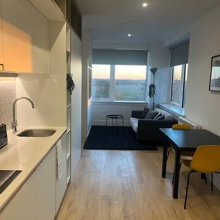 Luxx Apartment & Suites, London Heathrow Airport, Terminal 4, Piccadilly Underground Train Station Nearby! Hillingdon Exterior photo