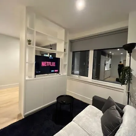 Luxx Apartment & Suites, London Heathrow Airport, Terminal 4, Piccadilly Underground Train Station Nearby! Hillingdon Exterior photo
