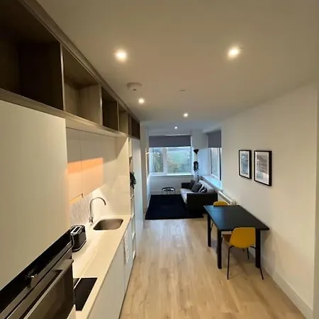 Luxx Apartment & Suites, London Heathrow Airport, Terminal 4, Piccadilly Underground Train Station Nearby! Hillingdon Exterior photo