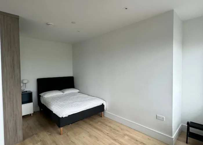 Luxx Apartment & Suites, London Heathrow Airport, Terminal 4, Piccadilly Underground Train Station Nearby!