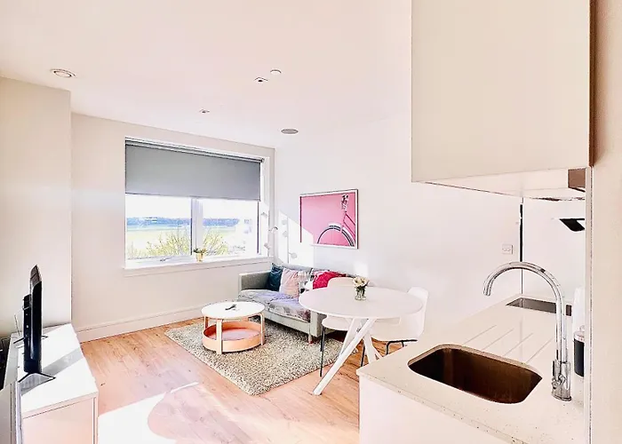 Luxx Apartment & Suites, London Heathrow Airport, Terminal 4, Piccadilly Underground Train Station Nearby!