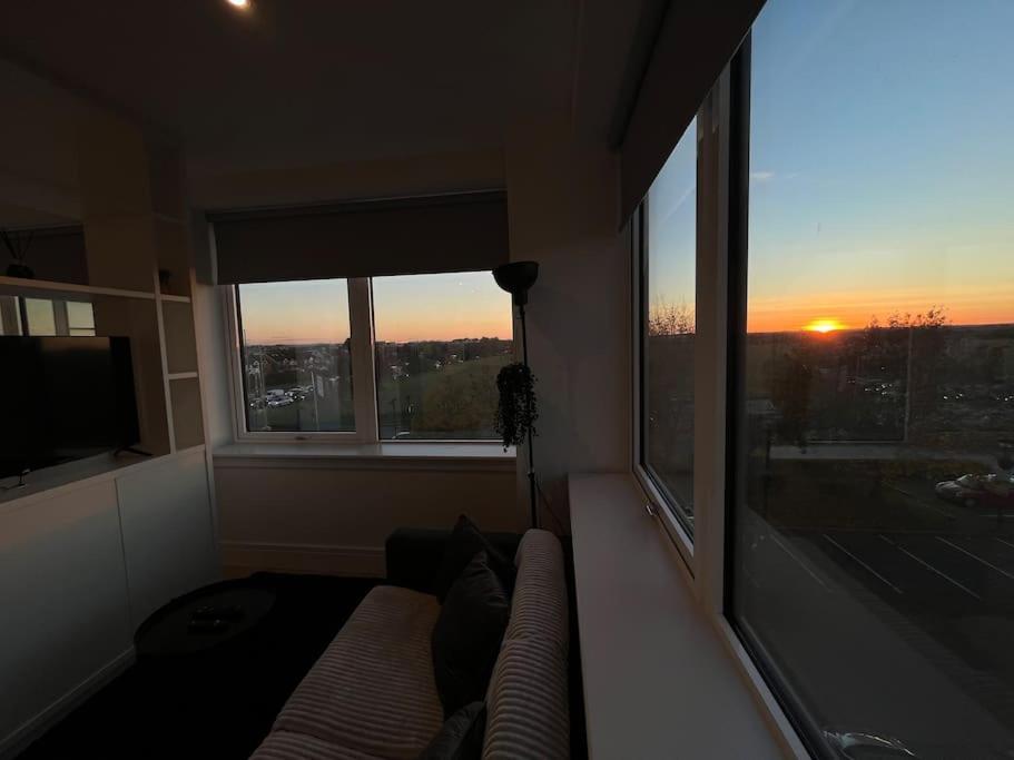 Luxx & Suites, London Heathrow Airport, Terminal 4, Piccadilly Underground Train Station Nearby! Appartamento