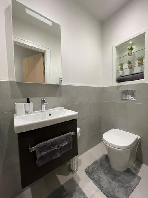 Luxx & Suites, London Heathrow Airport, Terminal 4, Piccadilly Underground Train Station Nearby! *