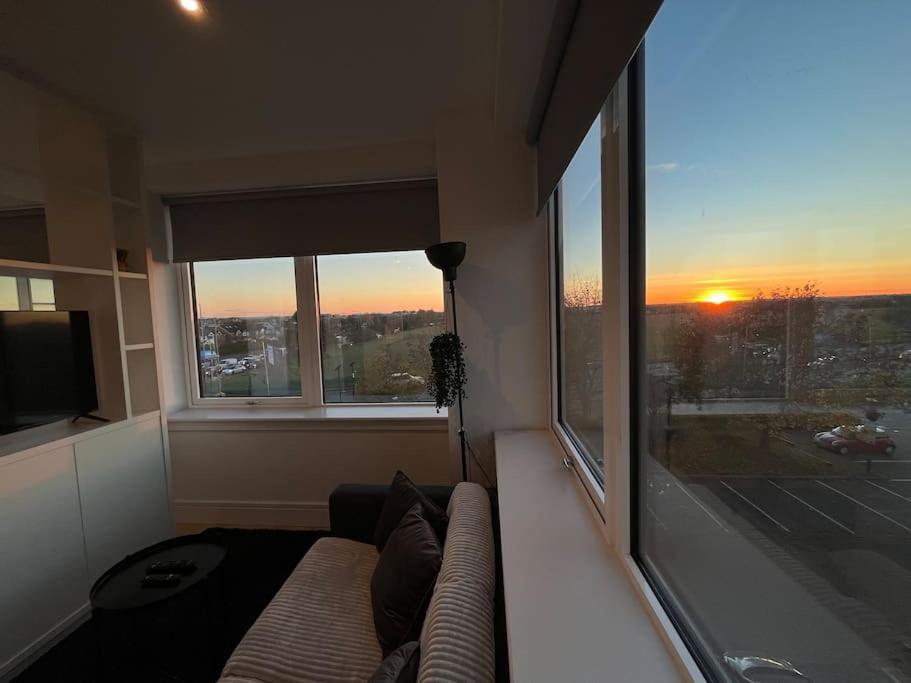 Luxx & Suites, London Heathrow Airport, Terminal 4, Piccadilly Underground Train Station Nearby! Apartment Hillingdon