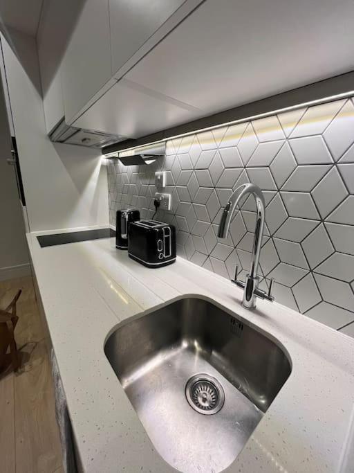 Appartamento Luxx & Suites, London Heathrow Airport, Terminal 4, Piccadilly Underground Train Station Nearby! Hillingdon