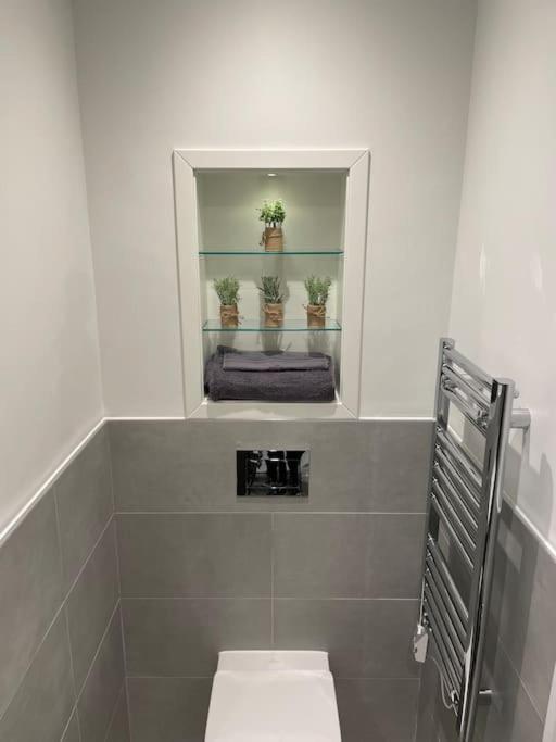 Apartment Luxx & Suites, London Heathrow Airport, Terminal 4, Piccadilly Underground Train Station Nearby!