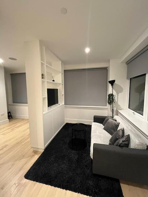 Apartment Luxx & Suites, London Heathrow Airport, Terminal 4, Piccadilly Underground Train Station Nearby!