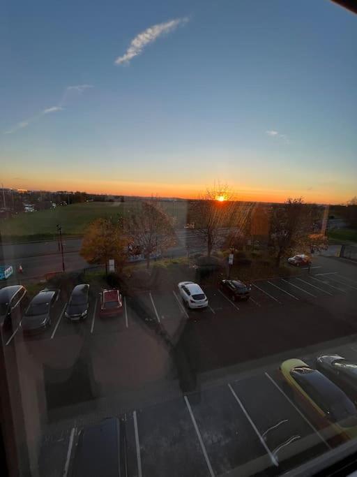 Luxx & Suites, London Heathrow Airport, Terminal 4, Piccadilly Underground Train Station Nearby! Apartment Hillingdon