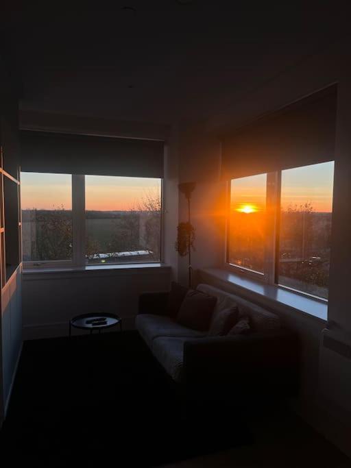 Luxx & Suites, London Heathrow Airport, Terminal 4, Piccadilly Underground Train Station Nearby! * Hillingdon