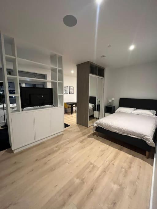 Luxx & Suites, London Heathrow Airport, Terminal 4, Piccadilly Underground Train Station Nearby!