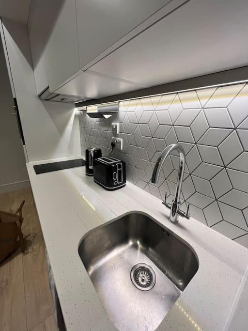 Luxx & Suites, London Heathrow Airport, Terminal 4, Piccadilly Underground Train Station Nearby! Appartamento *