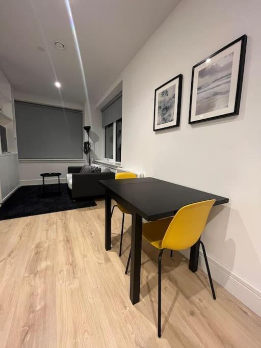Apartment Luxx & Suites, London Heathrow Airport, Terminal 4, Piccadilly Underground Train Station Nearby! *