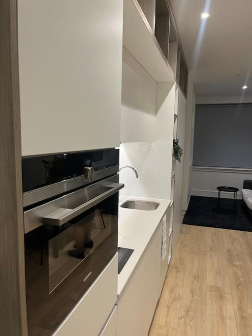 Luxx & Suites, London Heathrow Airport, Terminal 4, Piccadilly Underground Train Station Nearby! * Hillingdon