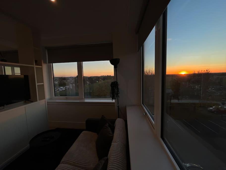 Luxx & Suites, London Heathrow Airport, Terminal 4, Piccadilly Underground Train Station Nearby! Apartment
