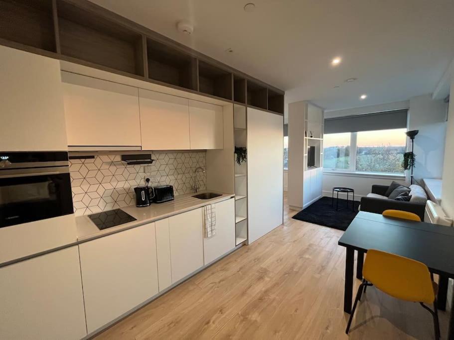 Luxx & Suites, London Heathrow Airport, Terminal 4, Piccadilly Underground Train Station Nearby! Apartment