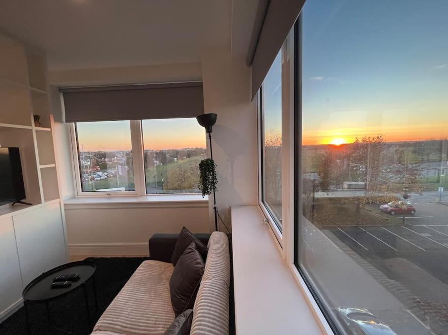 Luxx & Suites, London Heathrow Airport, Terminal 4, Piccadilly Underground Train Station Nearby! * Hillingdon
