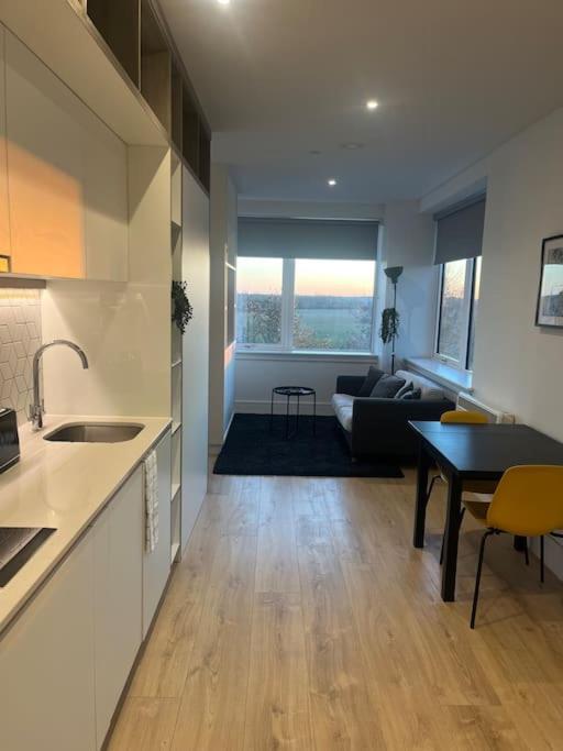 Luxx & Suites, London Heathrow Airport, Terminal 4, Piccadilly Underground Train Station Nearby! Apartment *