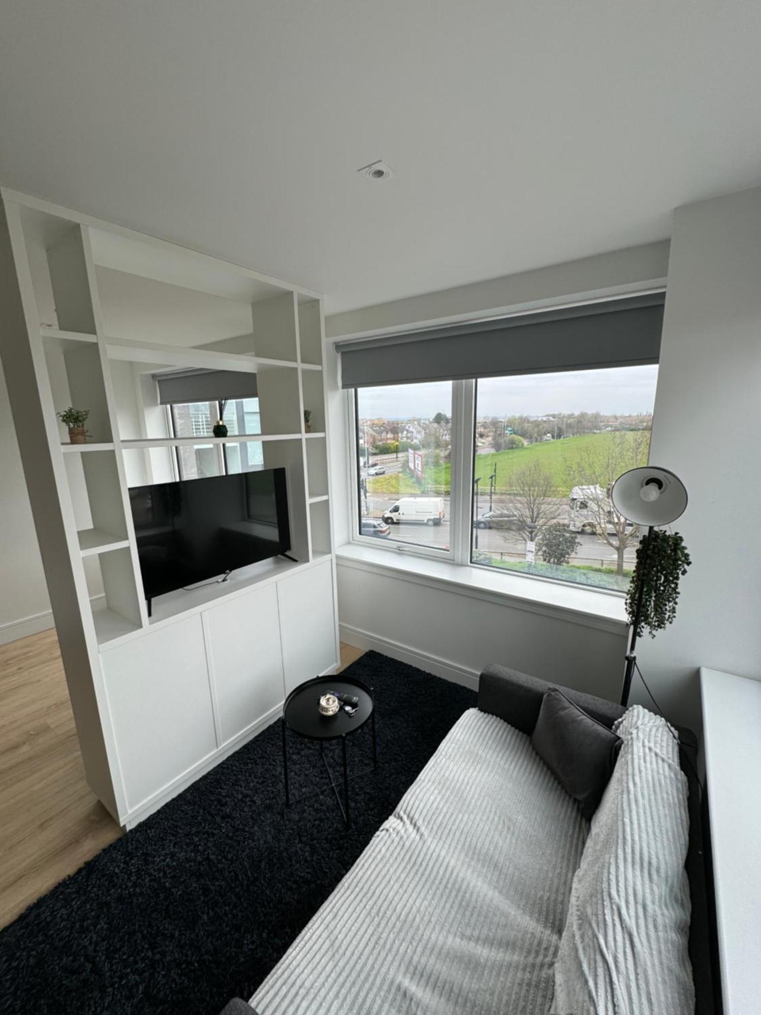 Apartment Luxx & Suites, London Heathrow Airport, Terminal 4, Piccadilly Underground Train Station Nearby!