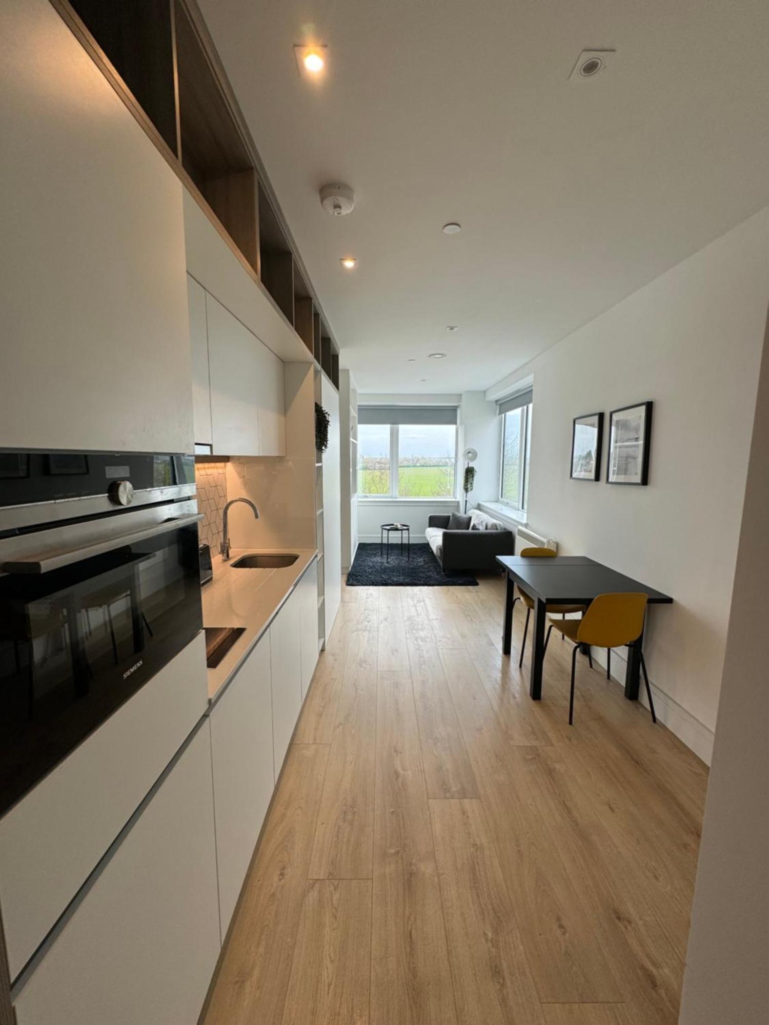 Luxx & Suites, London Heathrow Airport, Terminal 4, Piccadilly Underground Train Station Nearby! Apartment