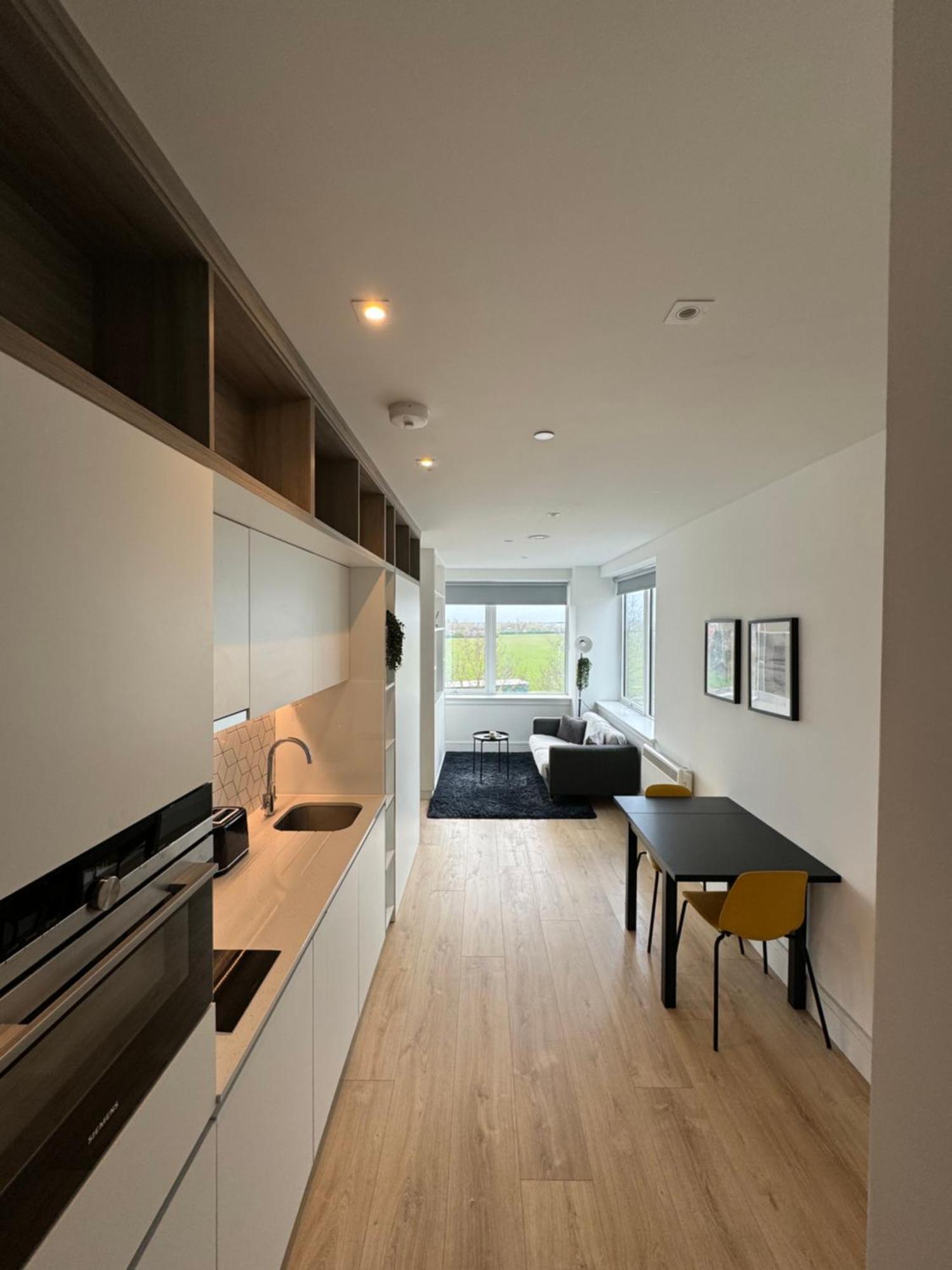Apartment Luxx & Suites, London Heathrow Airport, Terminal 4, Piccadilly Underground Train Station Nearby! *