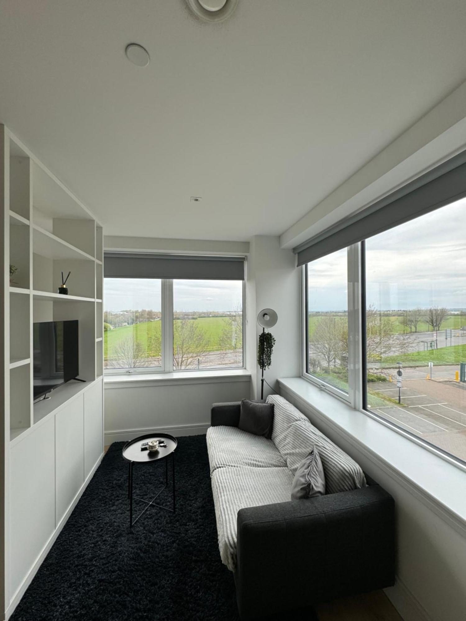Apartment Luxx & Suites, London Heathrow Airport, Terminal 4, Piccadilly Underground Train Station Nearby!