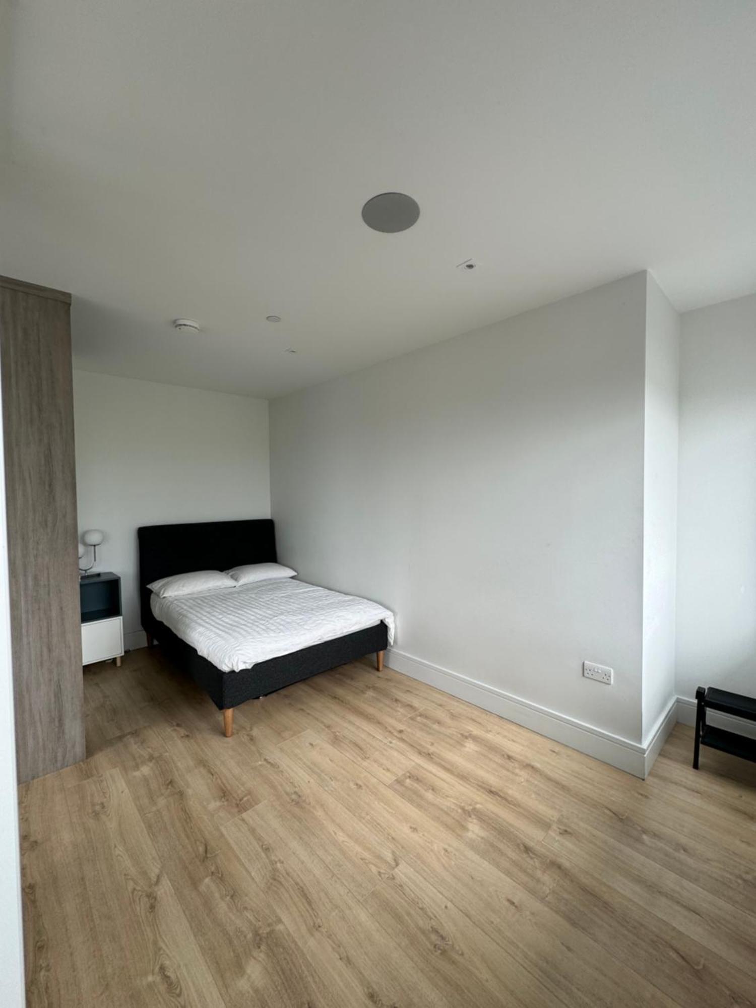 Luxx & Suites, London Heathrow Airport, Terminal 4, Piccadilly Underground Train Station Nearby! Hillingdon