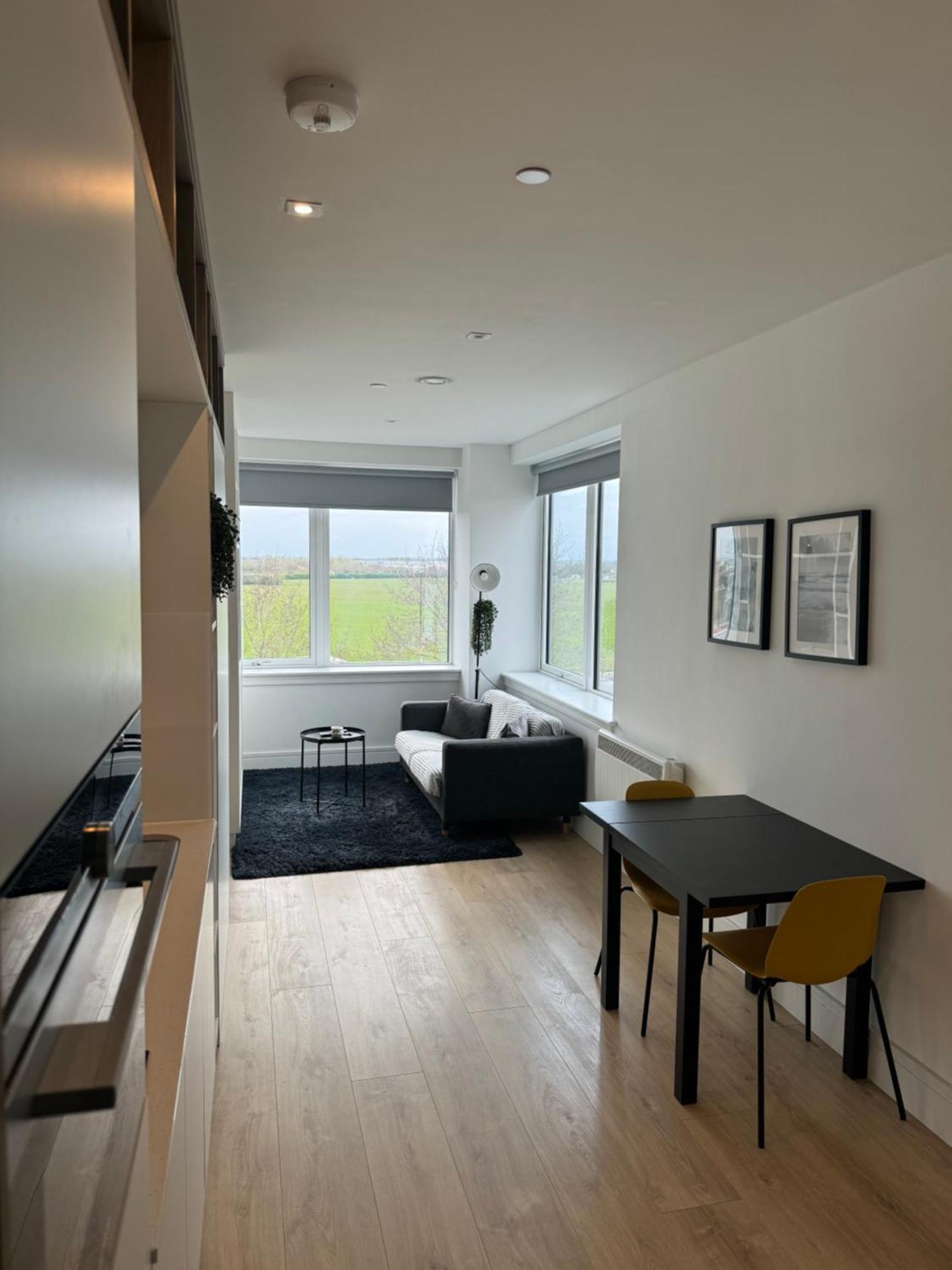 Luxx & Suites, London Heathrow Airport, Terminal 4, Piccadilly Underground Train Station Nearby! Apartment