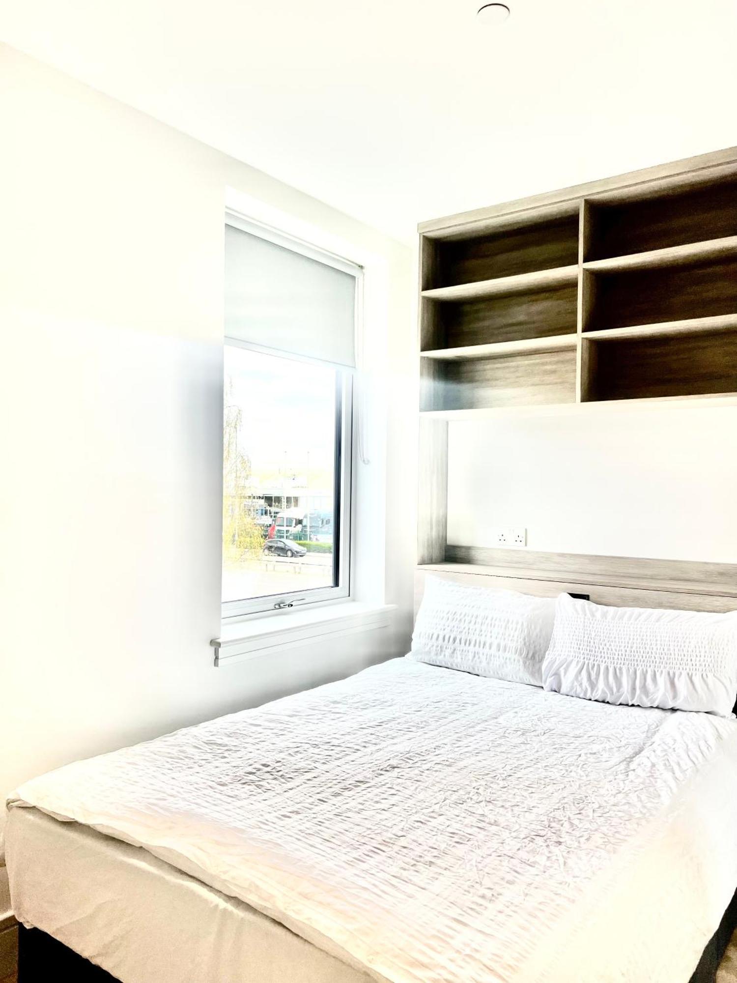Luxx & Suites, London Heathrow Airport, Terminal 4, Piccadilly Underground Train Station Nearby! Appartamento *