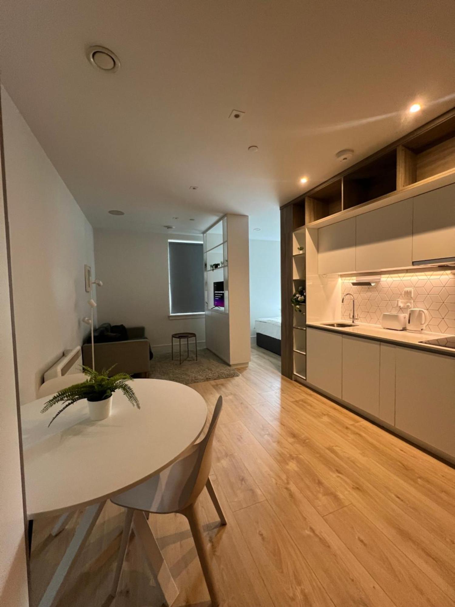 Apartment Luxx & Suites, London Heathrow Airport, Terminal 4, Piccadilly Underground Train Station Nearby! Hillingdon