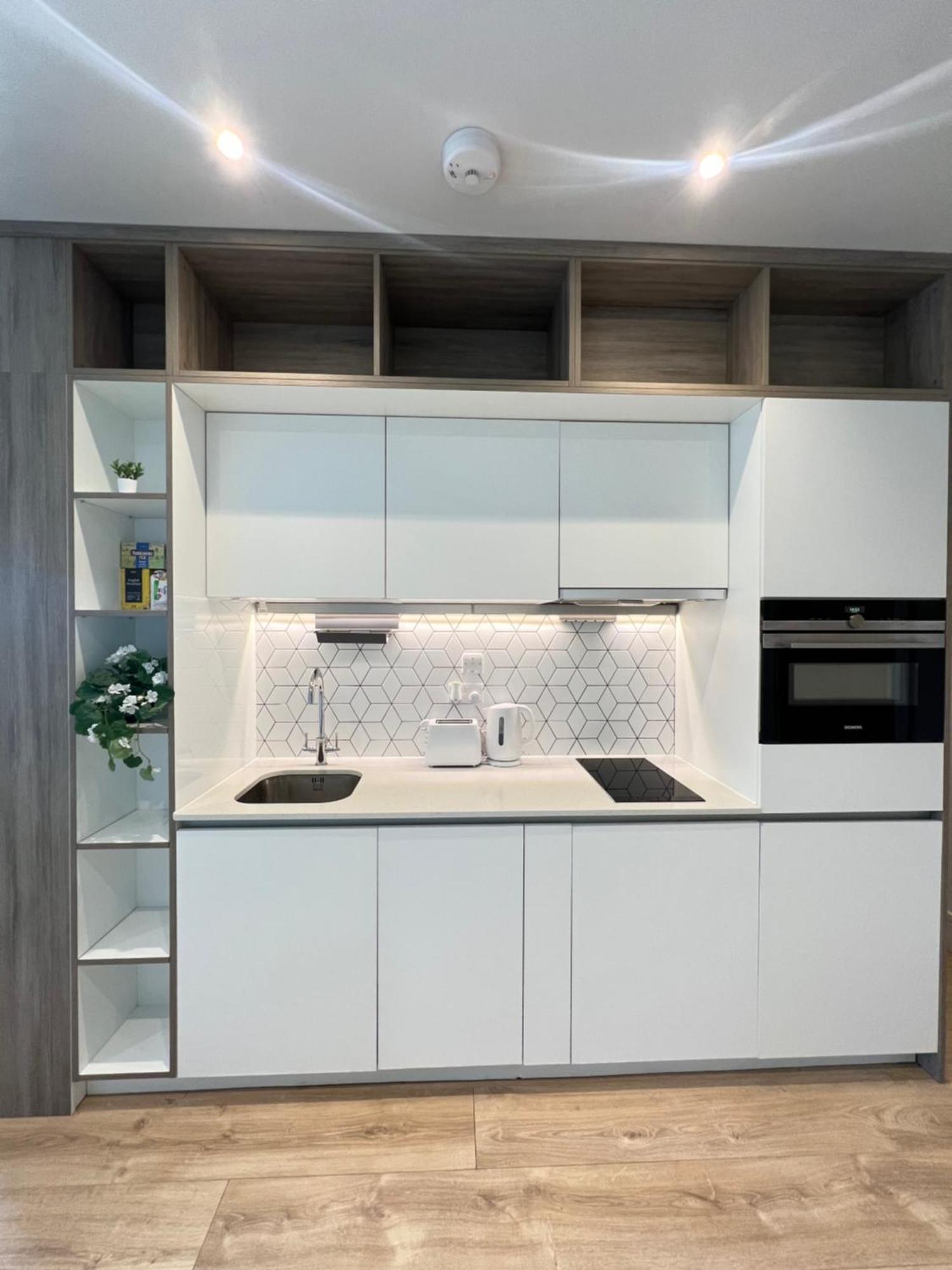 Luxx & Suites, London Heathrow Airport, Terminal 4, Piccadilly Underground Train Station Nearby! Hillingdon